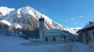 Dorfkirche im Schnee