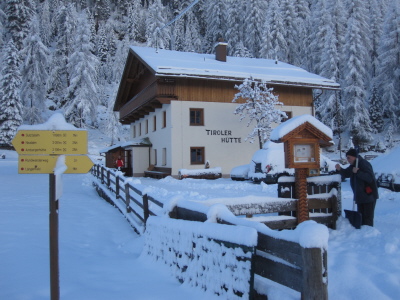 Tiroler Htte im Schnee